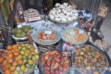 Auserlesenes Naschwerk in der Auslage eines sizilianischen Süßwarenladens: Cannoli, Mandelgebäck, kandierte Früchte und allerlei Marzipankreationen - Zuckerrausch beim Genuss vorprogrammiert. (Foto: Martin Dühning)